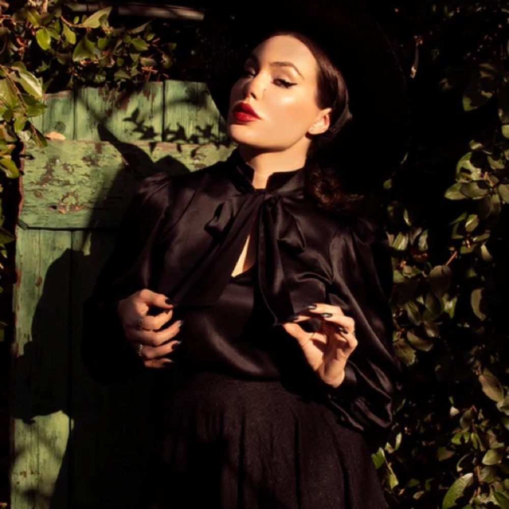 Victorian blouse in black la femme en noir size XL